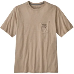 PATAGONIA M'S FORGE MARK CREST POCKET RESPONSIBILI- TEE OAR TAN 23